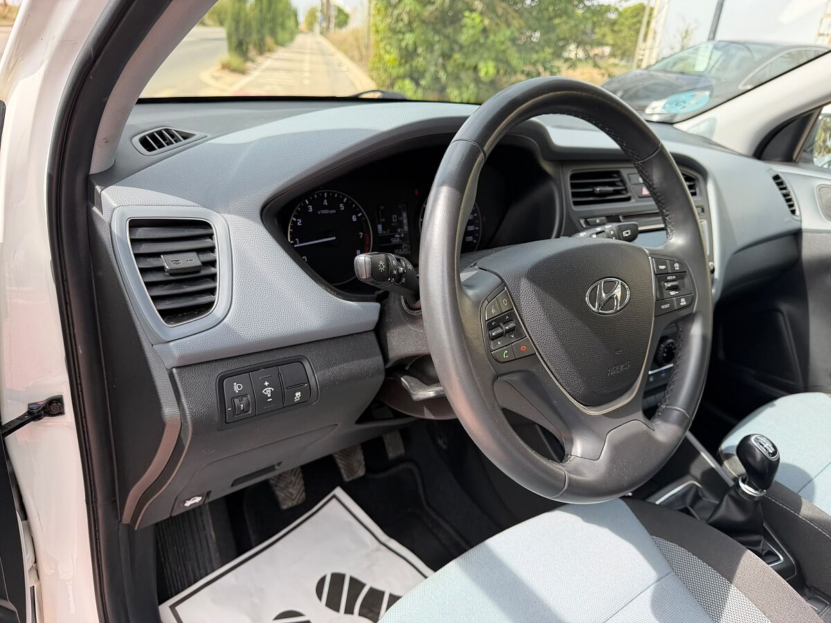 HYUNDAI I20 ACTIVE 1.2 PETROL SPANISH LHD IN SPAIN ONLY 21000 MILES SUPERB 2017